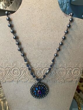 VTG AVON BLUE SHIMMERY BEAD AND SILVER /CRYSTALS NECKLACE